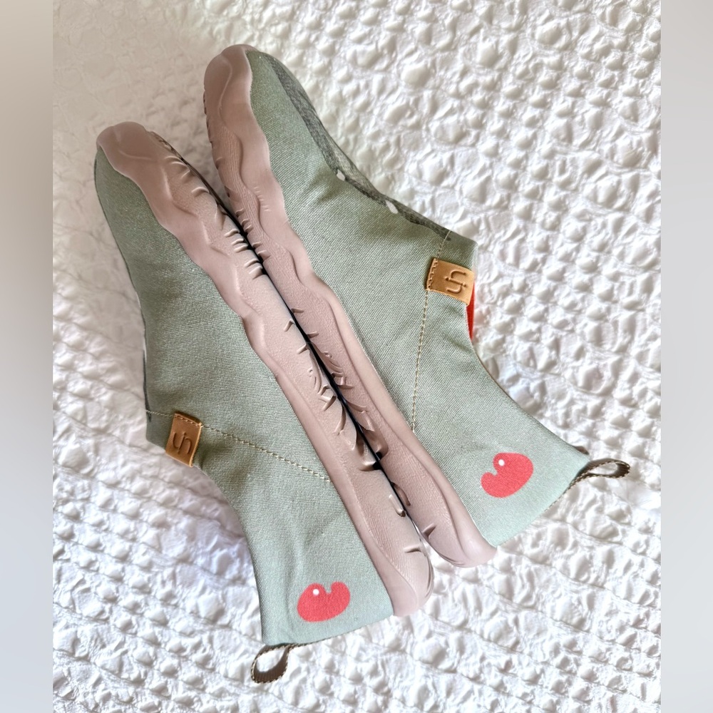 UIN Bear Hug Canvas Slip-On Shoes Art Comfort Women’s 10 - Picture 6 of 11